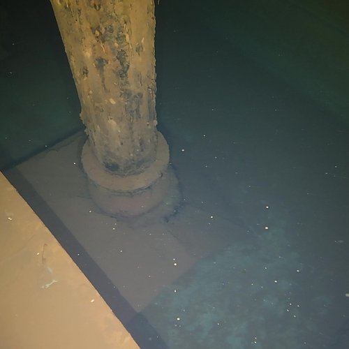 Sprinklertank-Inspektion: Betontank, 15 Jahre – Rohrstuetze Bodensicht Sedimentablagerungen
